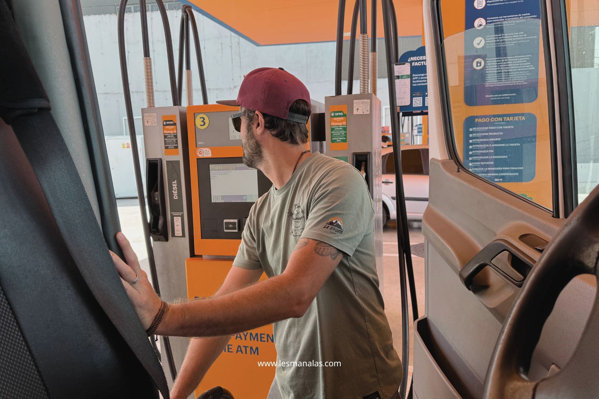 lesmanalas-grande-canarie-preparer-road-trip-van-carburant
