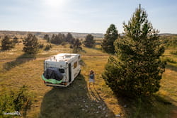 Les Manalas à côté de leur camping-car, garé dans la nature