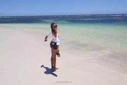 Audrey sur une plage